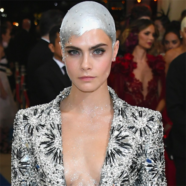 Cara Delevingne a její model na Met Gala 2017.