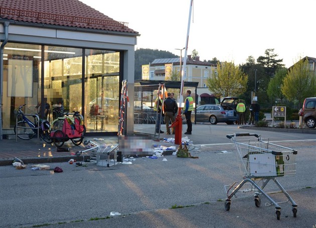 enu ped supermarketem zavradil z neznámých dvod afghánský adatel o azyl.