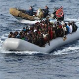 Gumové čluny převážející uprchlíky jsou převážně čínské provenience.