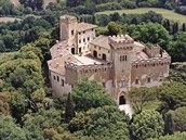 Mezi Florencií a Siennou stojí ji od desátého století Castello di Santa Maria...