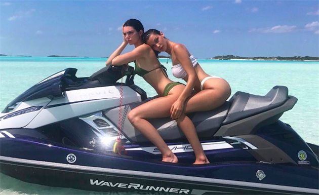 Kendall a Bella si uívají dovolenou.