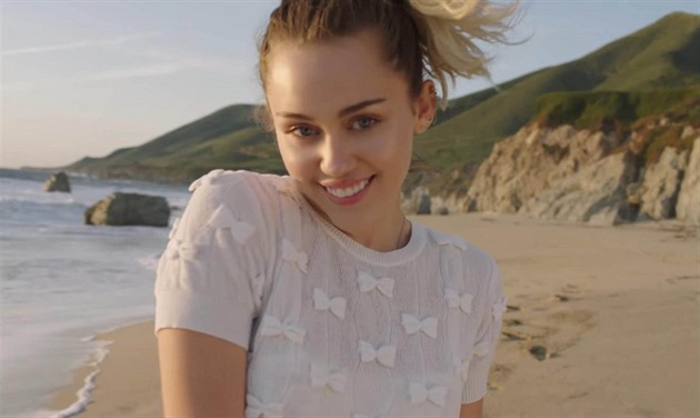 Miley Cyrus je konen volná.