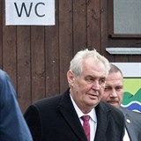 Miloš Zeman opouští toalety v doprovodu hejtmana libereckého kraje Půty