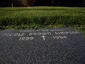 Takhle vypadá hrob Nicole Brown Simpsonové, kterou ml O. J. zabít.