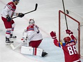Rus Nikita Kuerov slaví druhý gól v eské síti.
