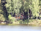 Celoron obyvatelná chata Kajínkových leí v lesích na Chrudimsku.