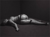 Nové snímky Ashley Graham vykreslují enskou krásu trochu jinak.