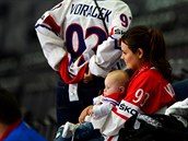 Vorákova partnerka Nicole se synem v náruí fandila eskému týmu.