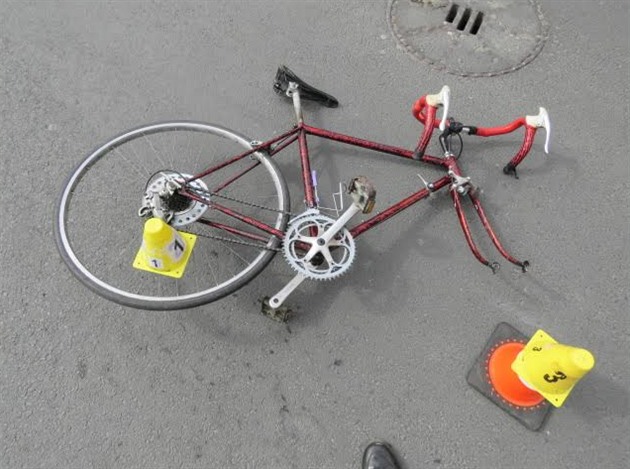 Cyklista bez pilby skonil pod koly auta