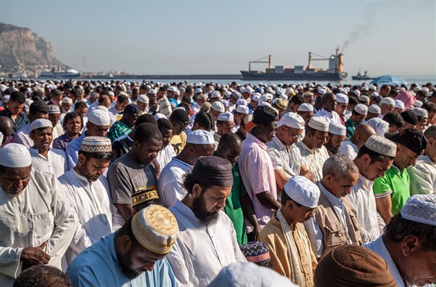 Tisíce muslim slaví konec msíce ramadánu v italském Palermu.