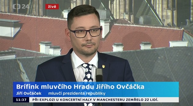 Jií Ováek s epesní kravatou na tiskové konferenci prezidenta
