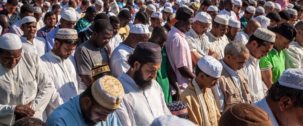 Tisíce muslim slaví konec msíce ramadánu v italském Palermu.