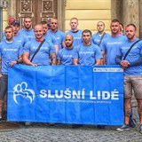 Slušní lidé bojují proti sluníčkářům v Brně.