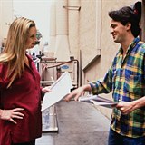 Lisa Kudrow a Matthew Perry diskutuj ped tenou zkoukou epizody ve studich.