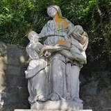 Vandal polil barvami sochu sv. Anny s Pannou Mari v Tboe.
