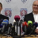 Místopředsedové FAČR Roman Berbr a Miroslav Zlámal se o post předsedy...