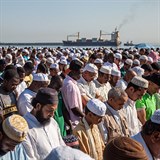 Tisíce muslimů slaví konec měsíce ramadánu v italském Palermu.