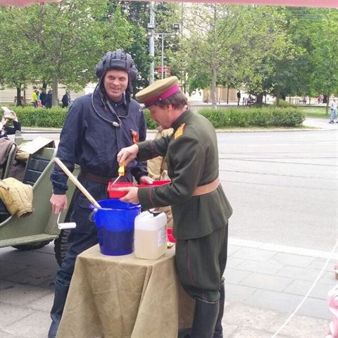 Iniciativa Slun lid se pokusila tank pett na zeleno.