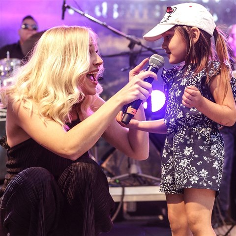 Mark�ta Konvi�kov� s fanynkou