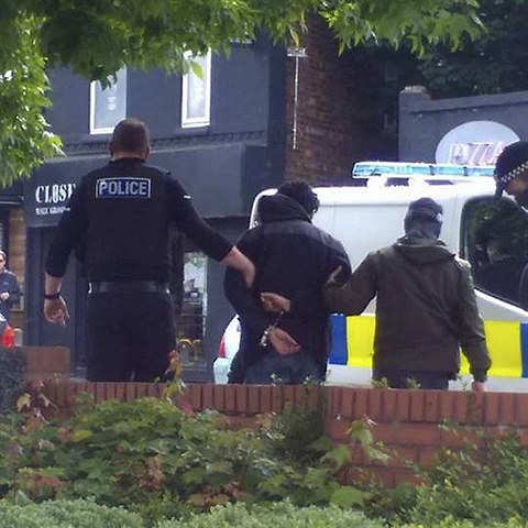 Terorista z Manchesteru v rukou policie.