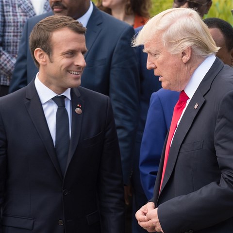 Mezi francouzskm a americkm prezidentem to slun jisk, Macron se rozhodl...
