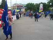 Pohled na uliku hanby, kterou procházeli návtvníci koncertu Alexandrovc.