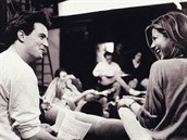 Jennifer Aniston a Matthew Perry spolu ertují bhem zkouky natáení epizody.