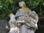 Vandal polil barvami sochu sv. Anny s Pannou Marií v Táboe.