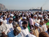 Tisíce muslim slaví konec msíce ramadánu v italském Palermu.