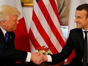 Emmanuel Macron má stisk, e Donaldu Trumpovi pratly kosti.