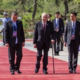 Prezident Zeman na návštěvě Číny. Zde je vidět, že je to opravdu již stařec.