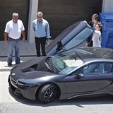 Jednoho hybridn BMW i8 m ve sv rodin i Pierce Brosnan. Prost jako sprvn...