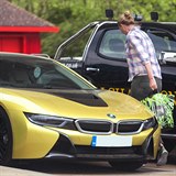 Modelka Jodie Kidd ve svm zlatm BMW i8 voz nkupy. Jodie miluje auta a tak...