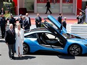 Princ Albert a jeho manelka pijeli na slavnostní zahájení v BMW i8, které...
