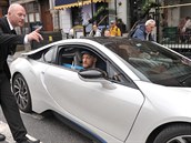 Conor McGregor v bílém BMW i8.