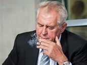 Co by bez milované cigaretky prezident Milo Zeman dlal?