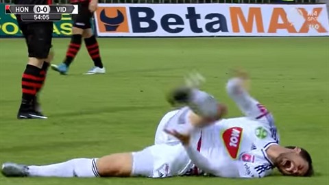Fotbalista Danko Lazovi se ukázal jako pkný simulant.
