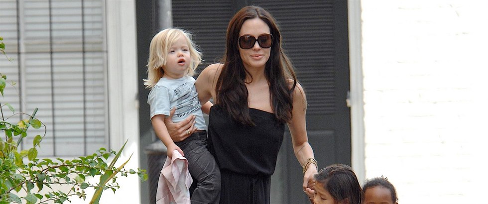 Angelina Jolie v obleení ásti svých dtí. Malá Shiloh se nese v náruí.