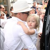 Malá Shiloh v náručí svého tatínka Brada.