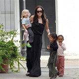 Angelina Jolie v obležení části svých dětí. Malá Shiloh se nese v náručí.