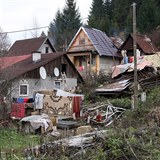 Typický pohled na slovenskou romskou osadu. Tato je v lokalitě Čierny Balog.
