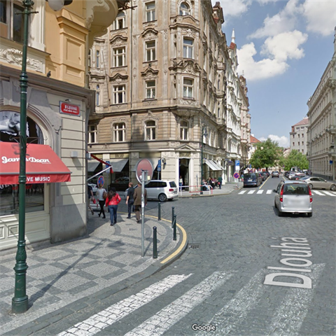 Pohled z Dlouh ulice na nejproblematitj msto v Praze. Nalevo je bar James...