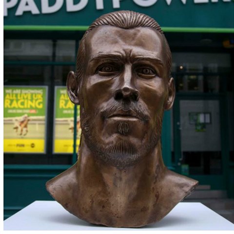 Po Ronaldovi neikovn socha ztrapnil i jeho spoluhre Garetha Balea.