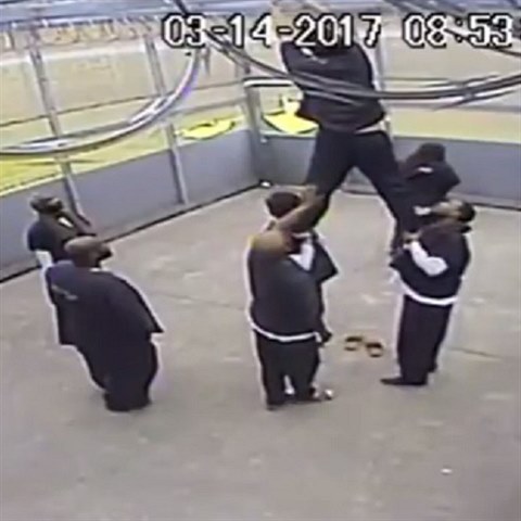 Vězni pašují do věznice drogy