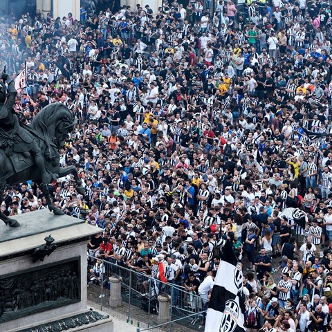 Na Piazza San Carlo se selo na 30 tisc fotbalovch fand