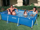 Pvodní verze reklamy na bazén byla zejm píli erotická.