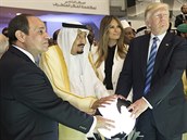 Donadl Trump a jeho ena Melania na návtv Saúdské Arábie.