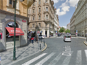 Pohled z Dlouhé ulice na nejproblematitjí místo v Praze. Nalevo je bar James...