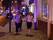 Lidé utíkají po teroristickém útoku v Londýn