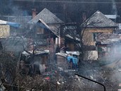 Typický pohled na romskou osadu na Slovensku. Tato se nachází poblí Roavy.